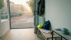 Waarom zelf naar school lopen een stille les in zelfstandigheid is (en hoe je het veilig opbouwt)