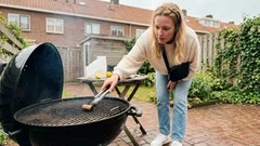 Maak je barbecuerooster snel schoon met een wijnkurk – simpele truc tegen vet en vastplakken